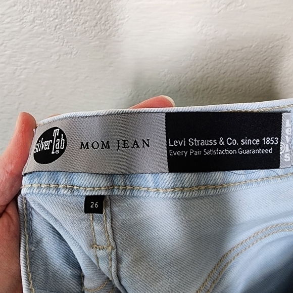 Levi's SilverTab Light Wash High Waisted Mom Jeans 26 - Picture 4 of 6